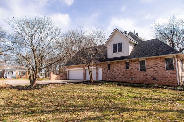 1406 Avery Place, Siloam Springs, AR 72761