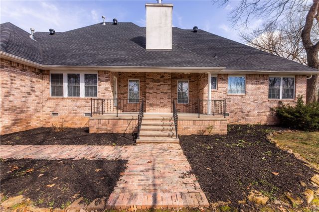 1406 Avery Place, Siloam Springs, AR 72761