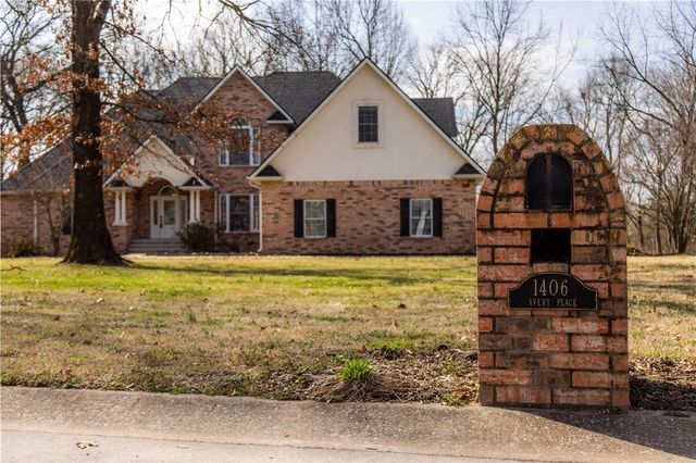 1406 Avery Place, Siloam Springs, AR 72761