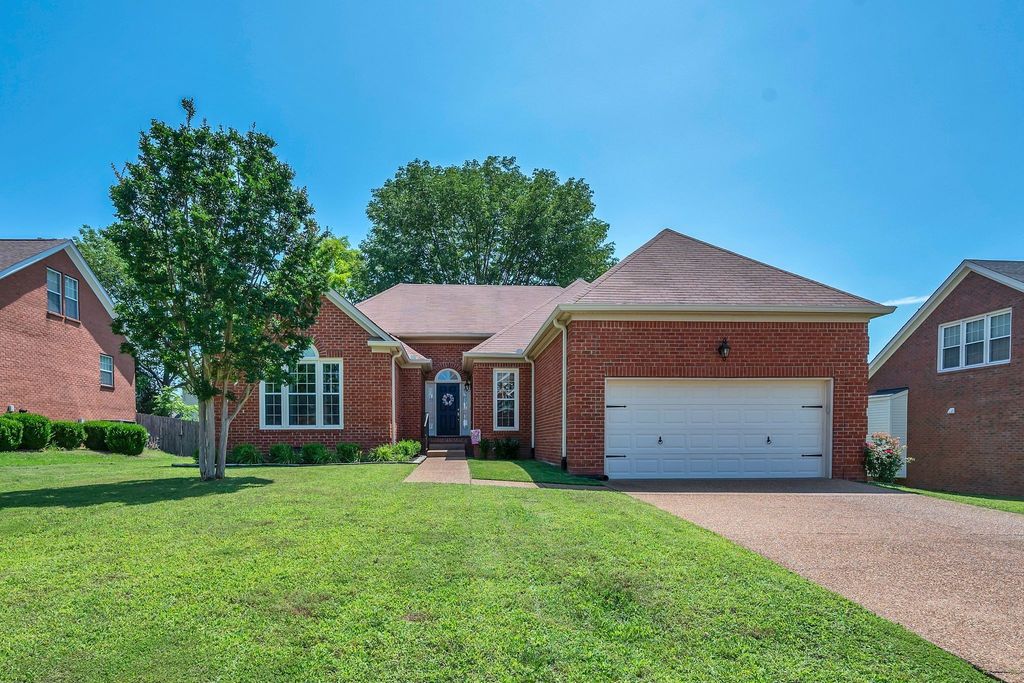 110 Stonehollow Way, Hendersonville, TN 37075