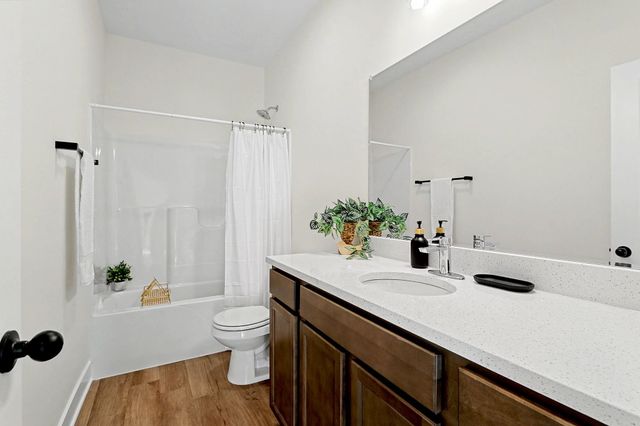 3821-3823 S Bluelake Ct, Wichita, KS 67215