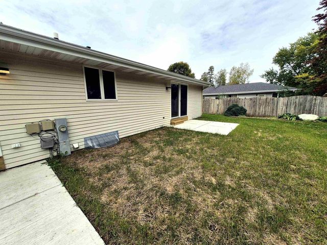 1212 N Wuthering Hills Drive, Janesville, WI 53546