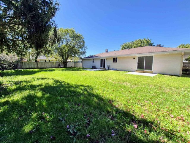 1212 N Wuthering Hills Drive, Janesville, WI 53546