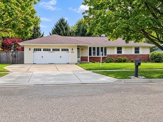 1212 N Wuthering Hills Drive, Janesville, WI 53546