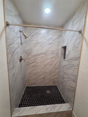 449 NW 53rd St, Lawton, OK 73505