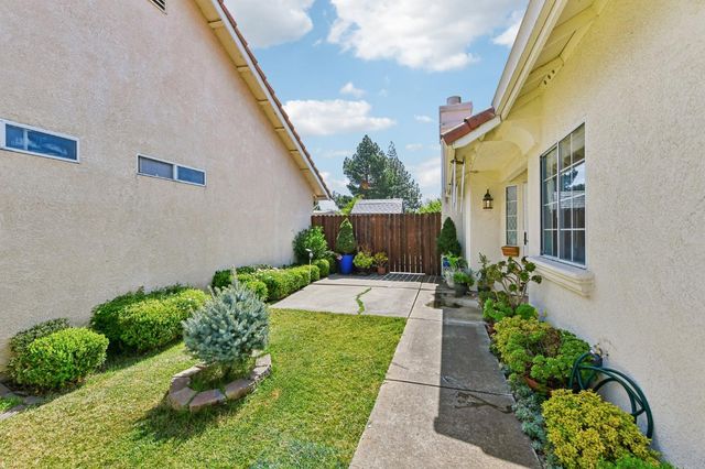 8101 Arroyo Vista Dr, Sacramento, CA 95823