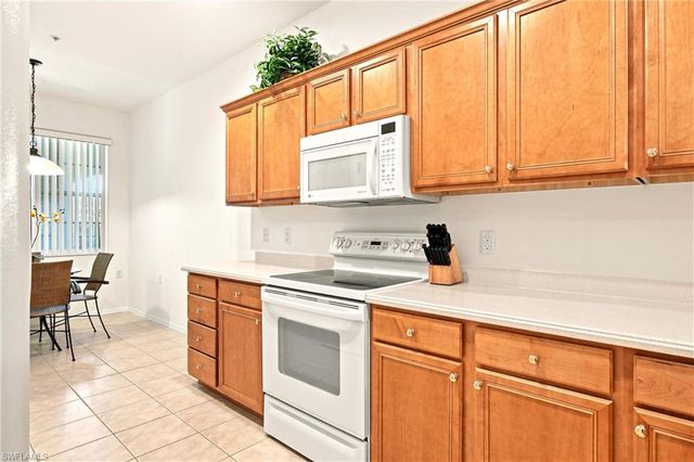 4874 Hampshire CT 303, Naples, FL 34112