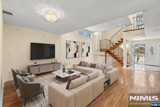 376 Kenwood 9, Englewood, NJ 07631