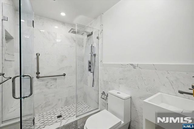 376 Kenwood 9, Englewood, NJ 07631