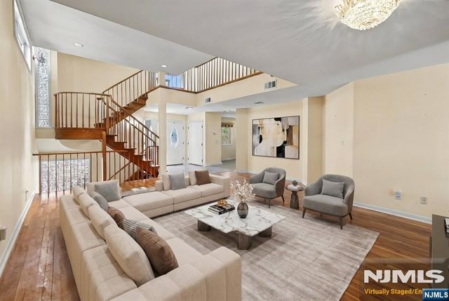 376 Kenwood 9, Englewood, NJ 07631