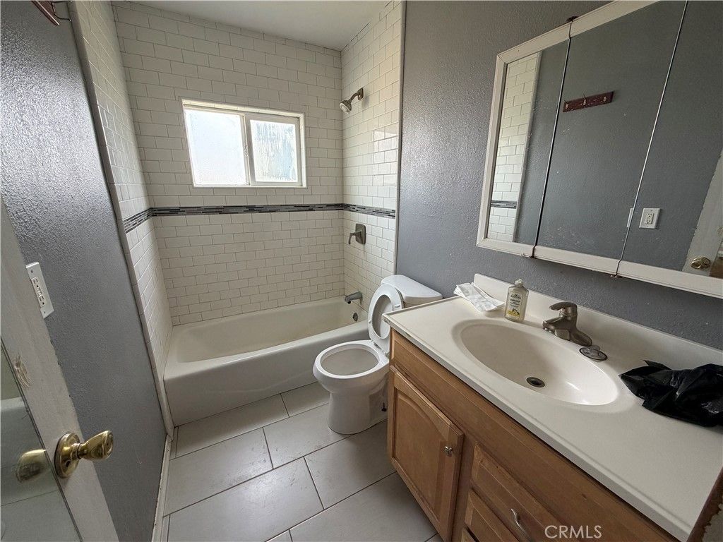 Image 10 of property listing at 5056 W Avenue K12, Lancaster, CA 93536
