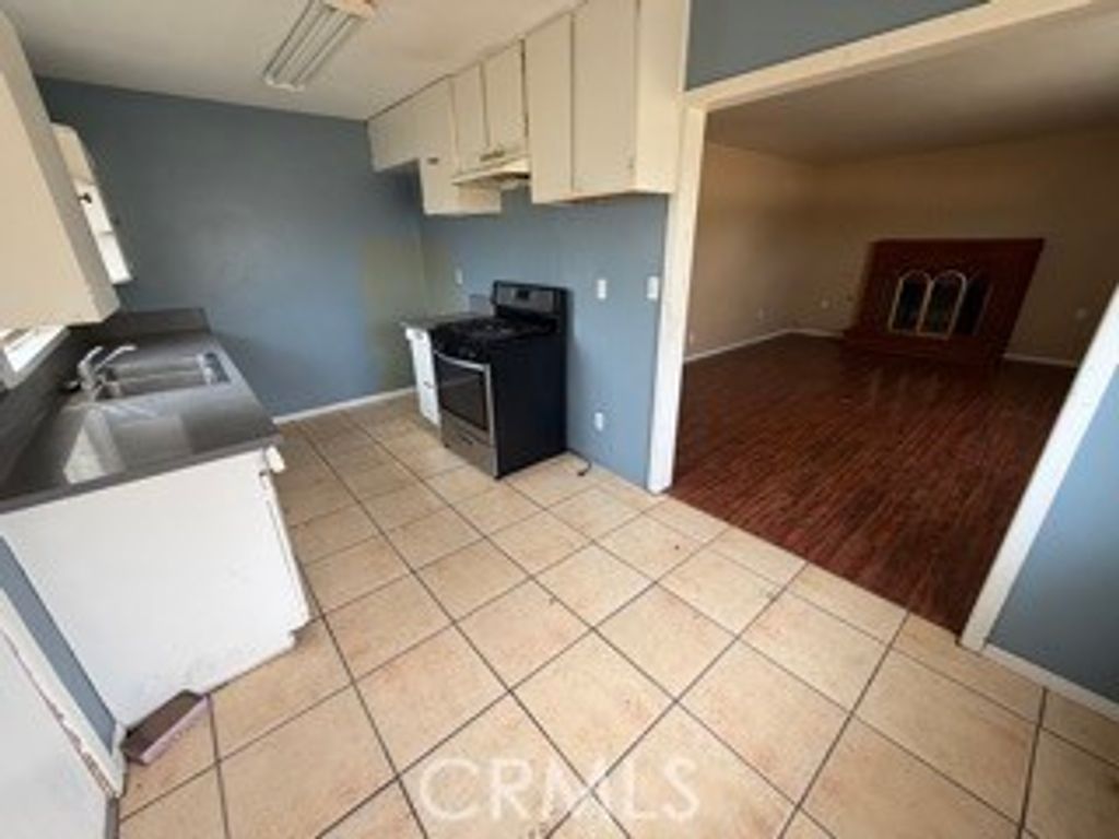 Image 5 of property listing at 5056 W Avenue K12, Lancaster, CA 93536