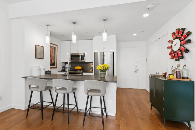 517 W 46th St Apt 402, New York City, NY 10036