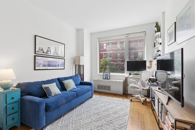 517 W 46th St Apt 402, New York City, NY 10036