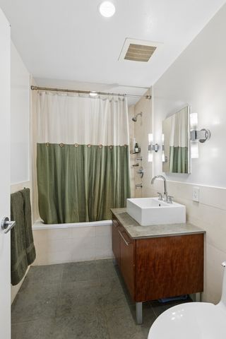 517 W 46th St Apt 402, New York City, NY 10036