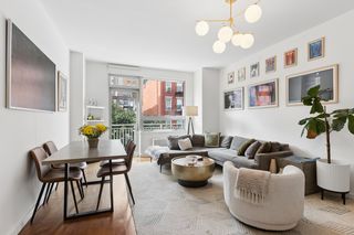 517 W 46th St Apt 402, New York City, NY 10036