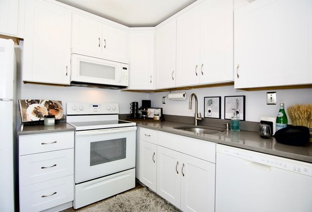 264 Nassau Drive 264, Springfield, MA 01129