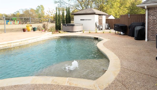 818 N Tejas Drive, Sanger, TX 76266