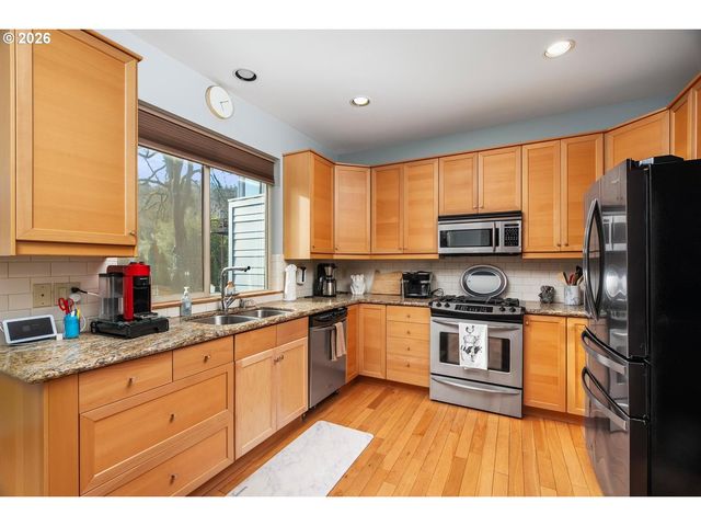 5047 Sw VIEW POINT Ter C, Portland, OR 97239