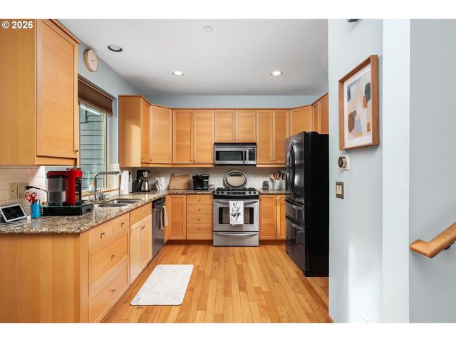 5047 Sw VIEW POINT Ter C, Portland, OR 97239