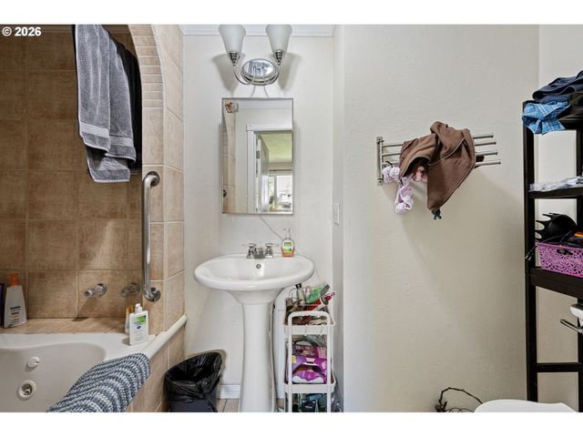 1580 BRITTANY St, Eugene, OR 97402