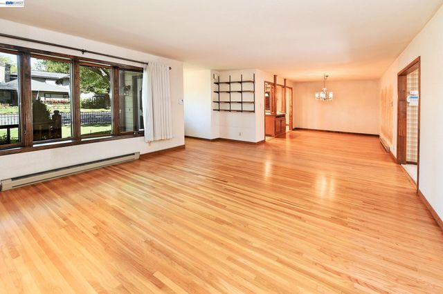 1002 El Curtola Blvd, Lafayette, CA 94595