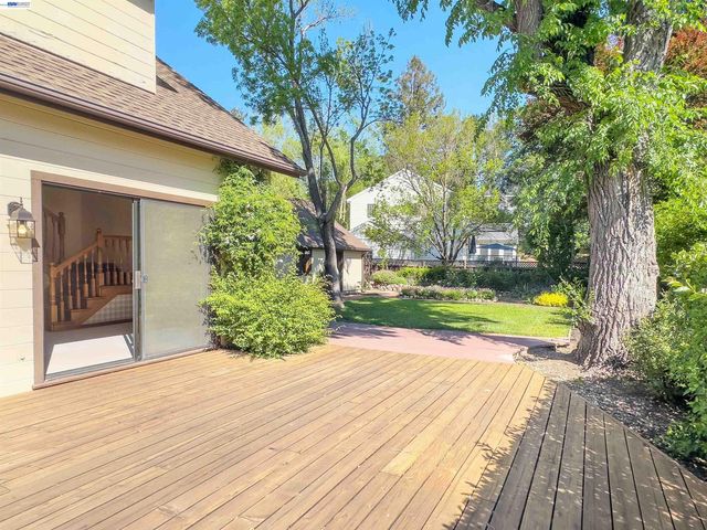 1002 El Curtola Blvd, Lafayette, CA 94595