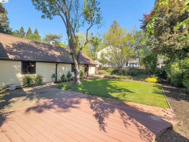 1002 El Curtola Blvd, Lafayette, CA 94595