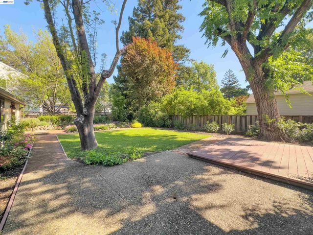 1002 El Curtola Blvd, Lafayette, CA 94595