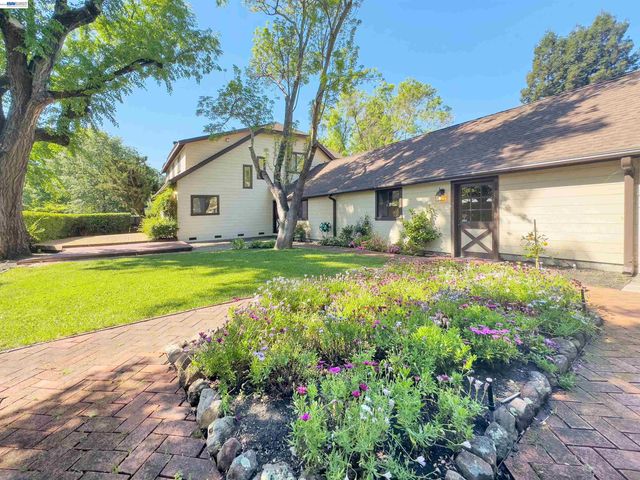 1002 El Curtola Blvd, Lafayette, CA 94595