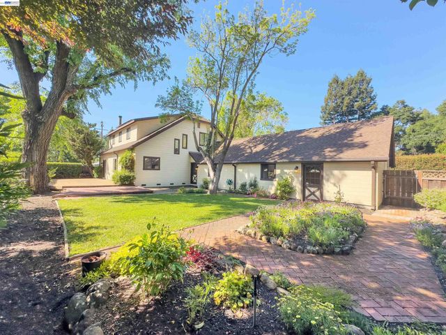 1002 El Curtola Blvd, Lafayette, CA 94595