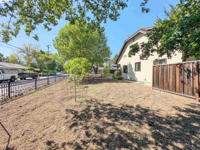 1002 El Curtola Blvd, Lafayette, CA 94595