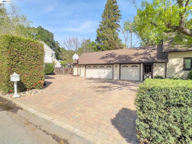 1002 El Curtola Blvd, Lafayette, CA 94595