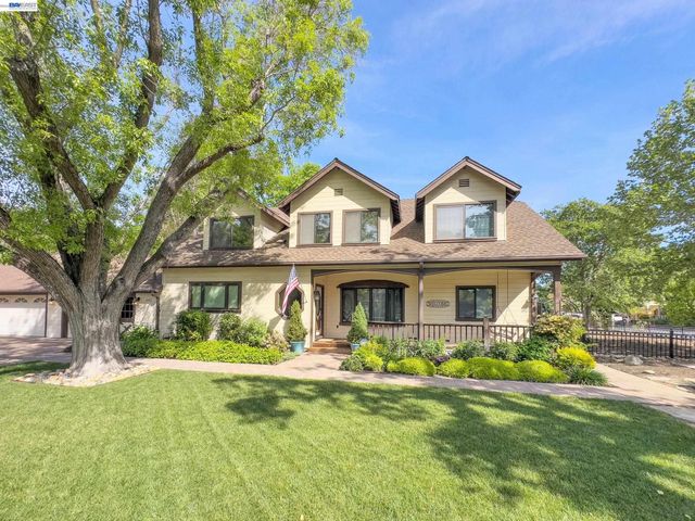 1002 El Curtola Blvd, Lafayette, CA 94595