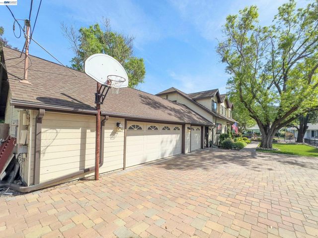 1002 El Curtola Blvd, Lafayette, CA 94595