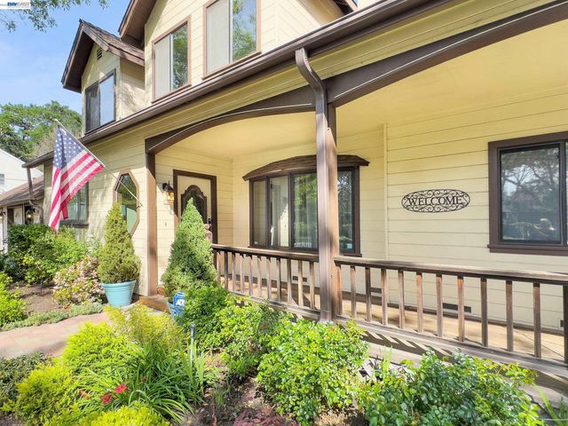 1002 El Curtola Blvd, Lafayette, CA 94595