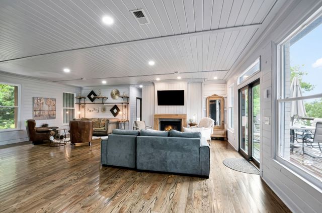 1014 Lakeview Cir, Ashland City, TN 37015