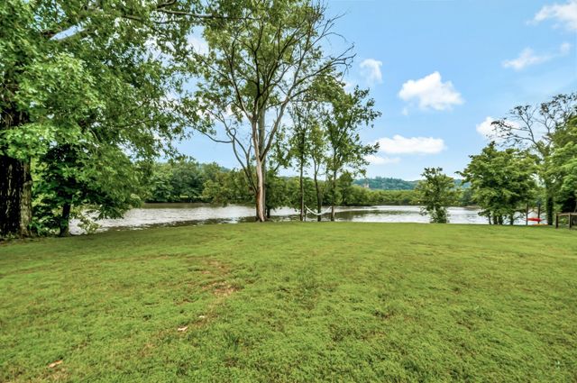 1014 Lakeview Cir, Ashland City, TN 37015
