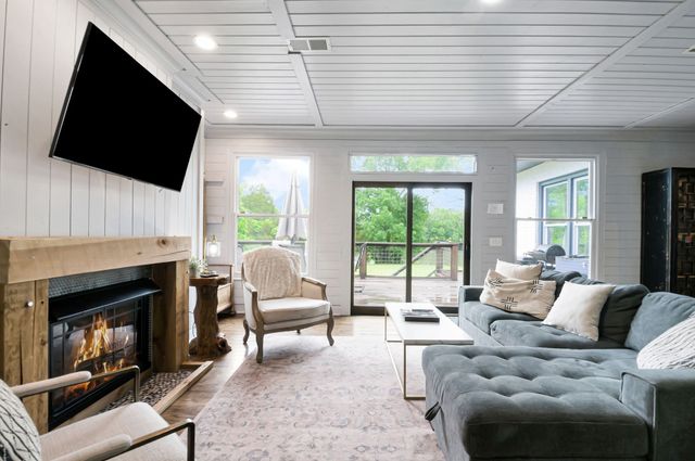 1014 Lakeview Cir, Ashland City, TN 37015