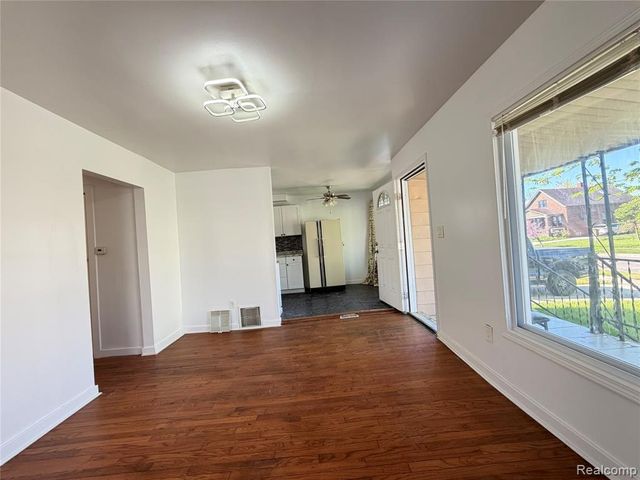 5698 Greenview Avenue, Detroit, MI 48228