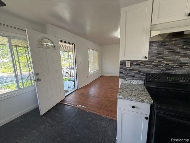 5698 Greenview Avenue, Detroit, MI 48228