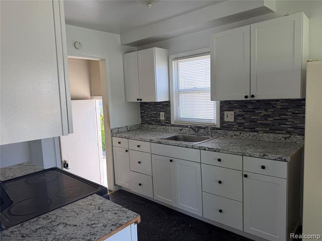5698 Greenview Avenue, Detroit, MI 48228