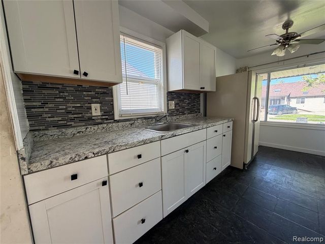 5698 Greenview Avenue, Detroit, MI 48228