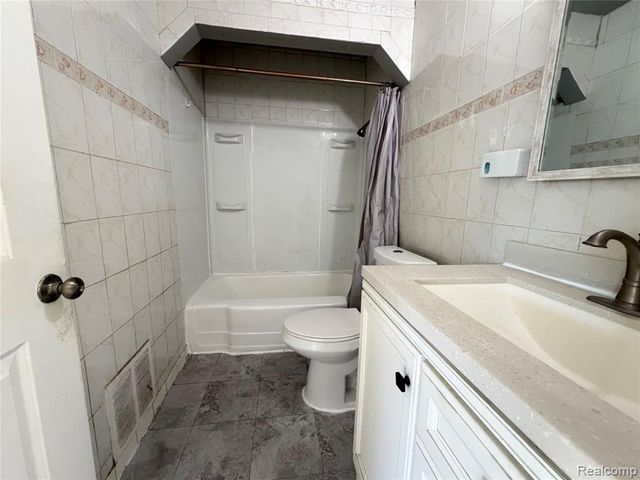 5698 Greenview Avenue, Detroit, MI 48228