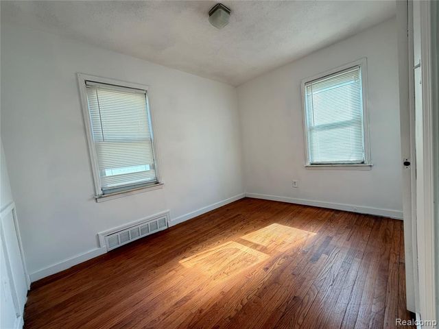 5698 Greenview Avenue, Detroit, MI 48228