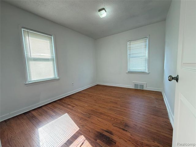 5698 Greenview Avenue, Detroit, MI 48228