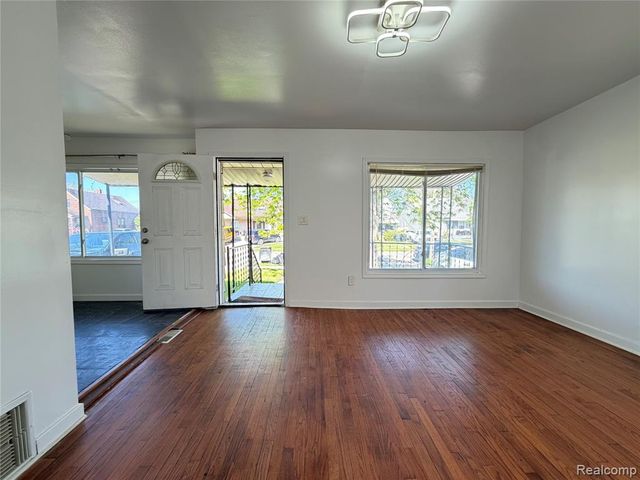 5698 Greenview Avenue, Detroit, MI 48228