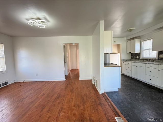 5698 Greenview Avenue, Detroit, MI 48228