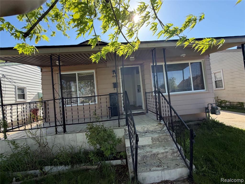 5698 Greenview Avenue, Detroit, MI 48228