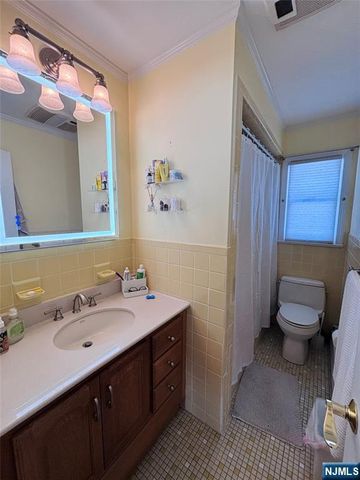 81 Lakeshore Drive, Prospect Park, NJ 07508